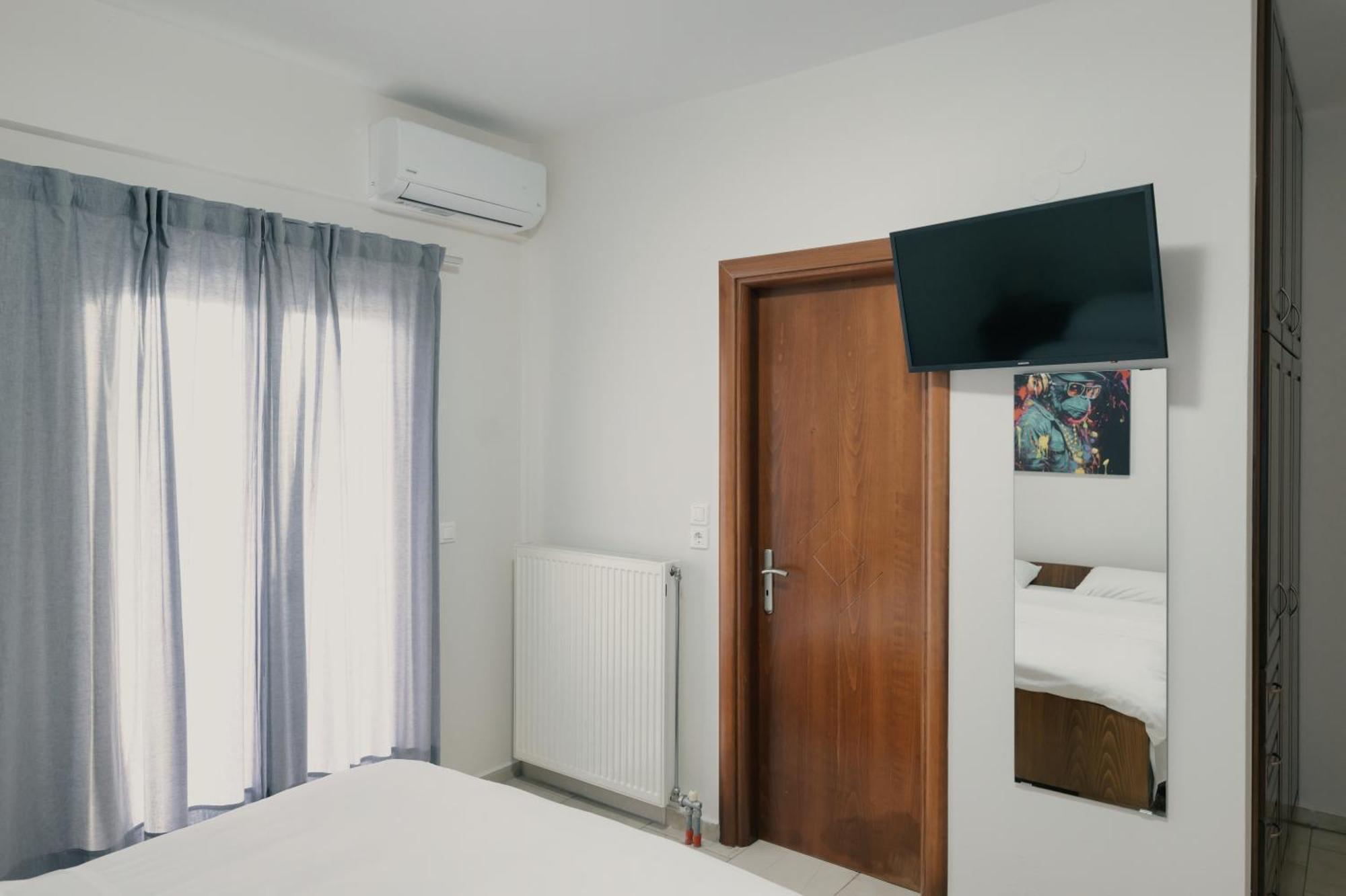O Fotis Studios & Apartments อิโออันนินา ภายนอก รูปภาพ