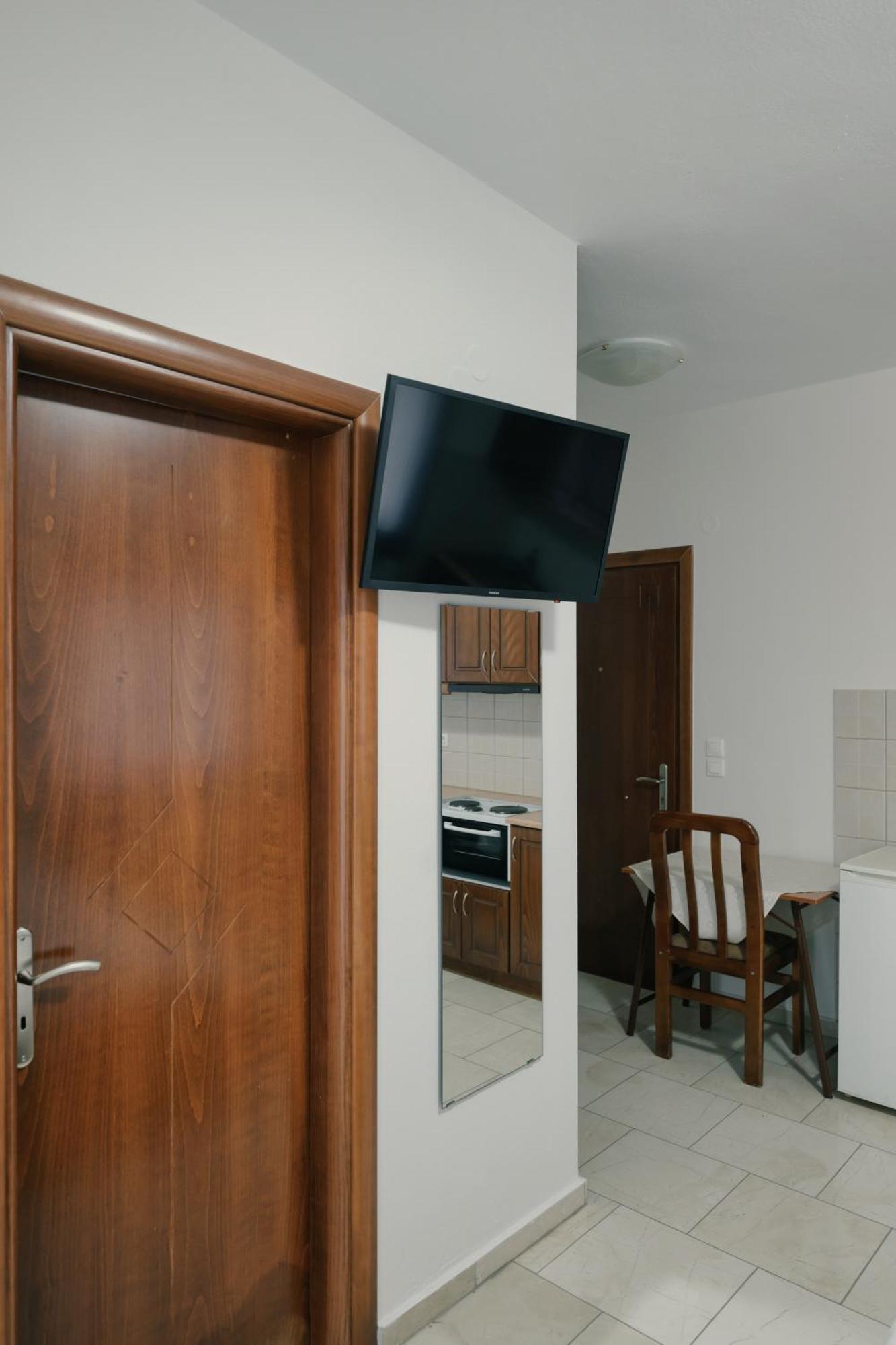 O Fotis Studios & Apartments อิโออันนินา ภายนอก รูปภาพ