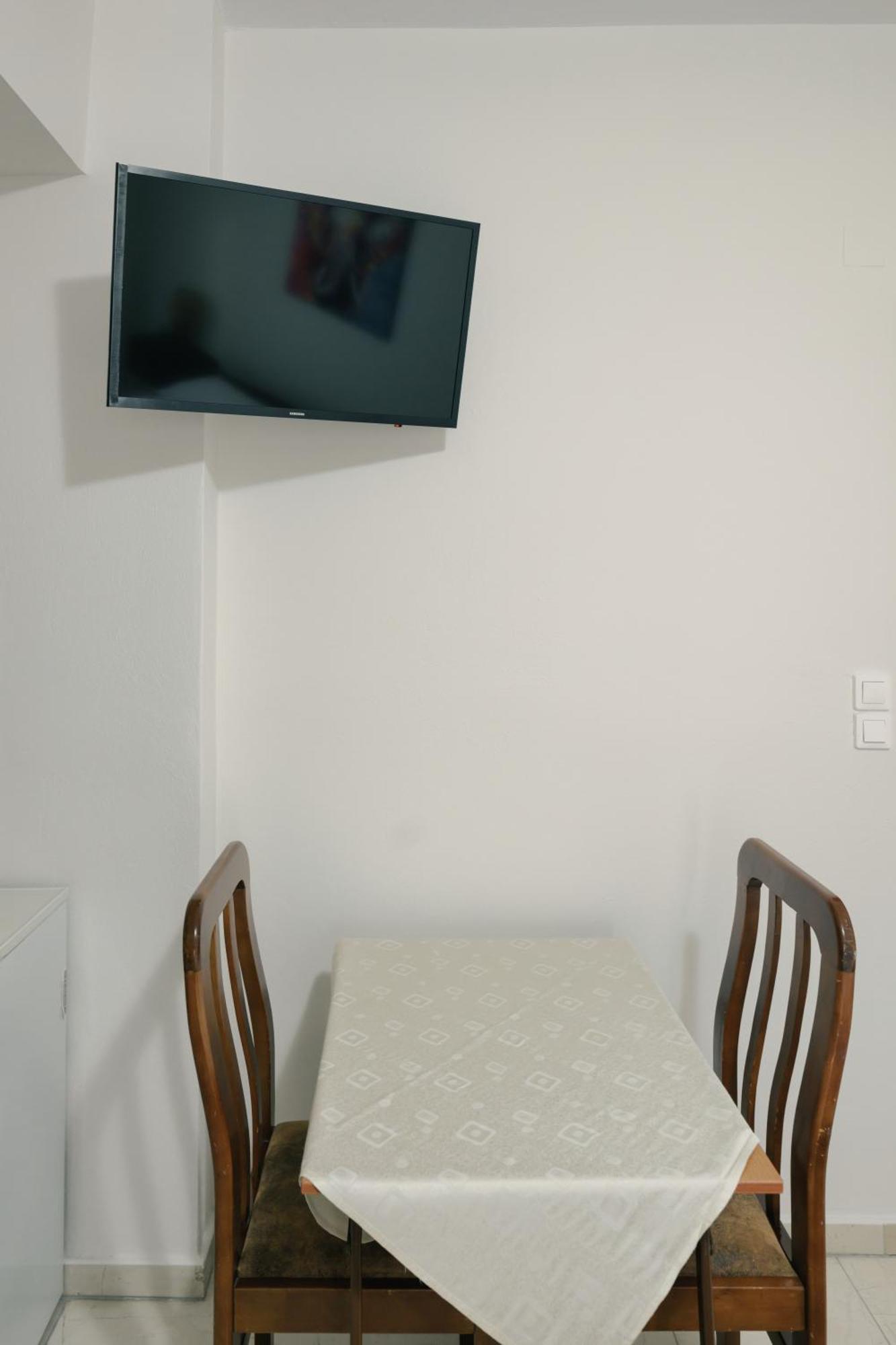 O Fotis Studios & Apartments อิโออันนินา ภายนอก รูปภาพ