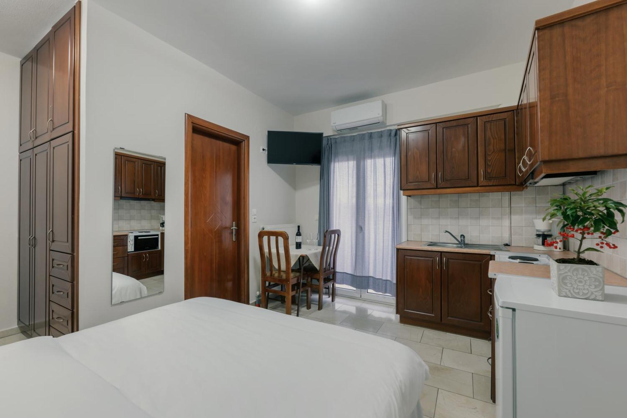 O Fotis Studios & Apartments อิโออันนินา ภายนอก รูปภาพ