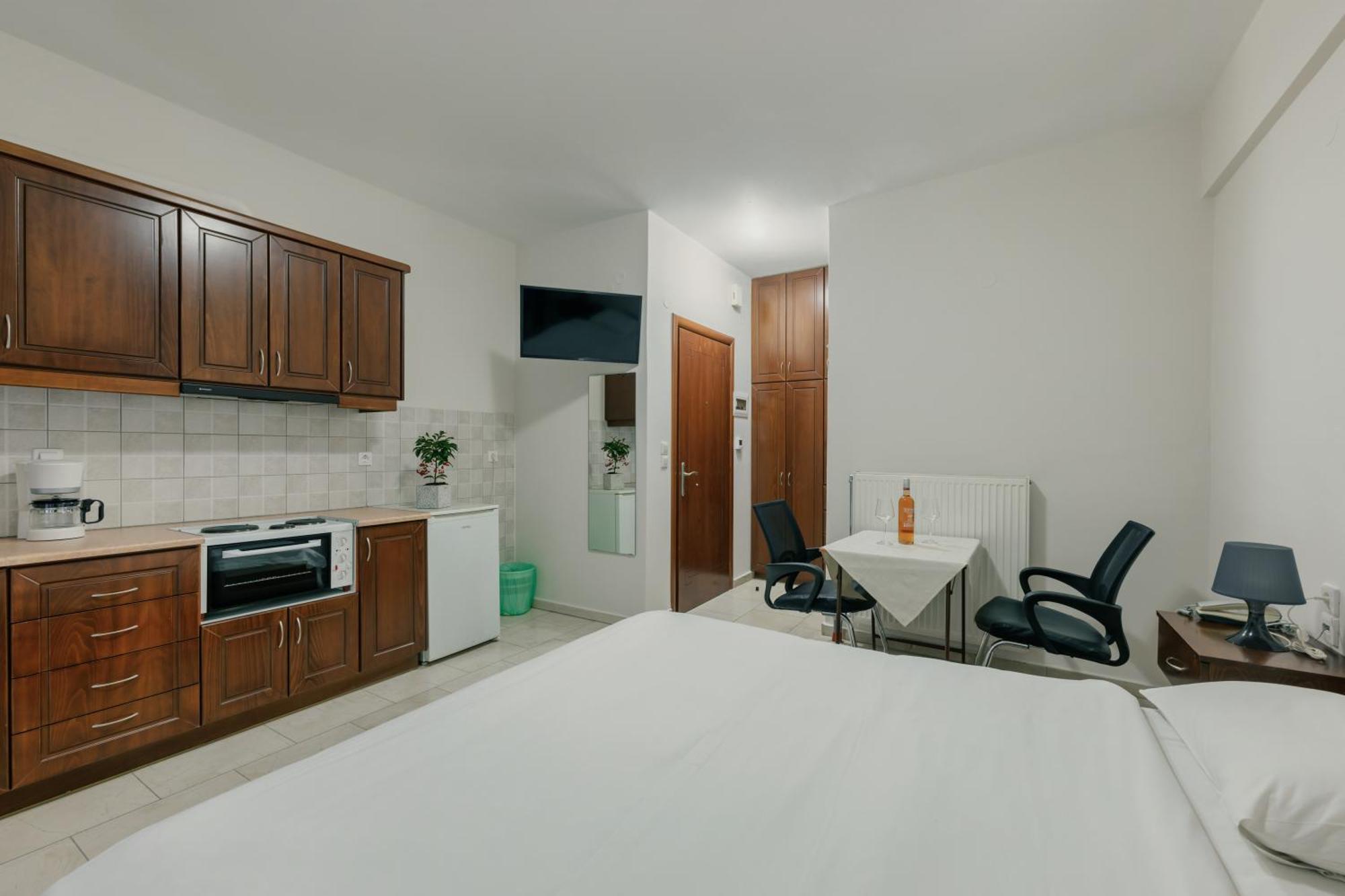 O Fotis Studios & Apartments อิโออันนินา ภายนอก รูปภาพ