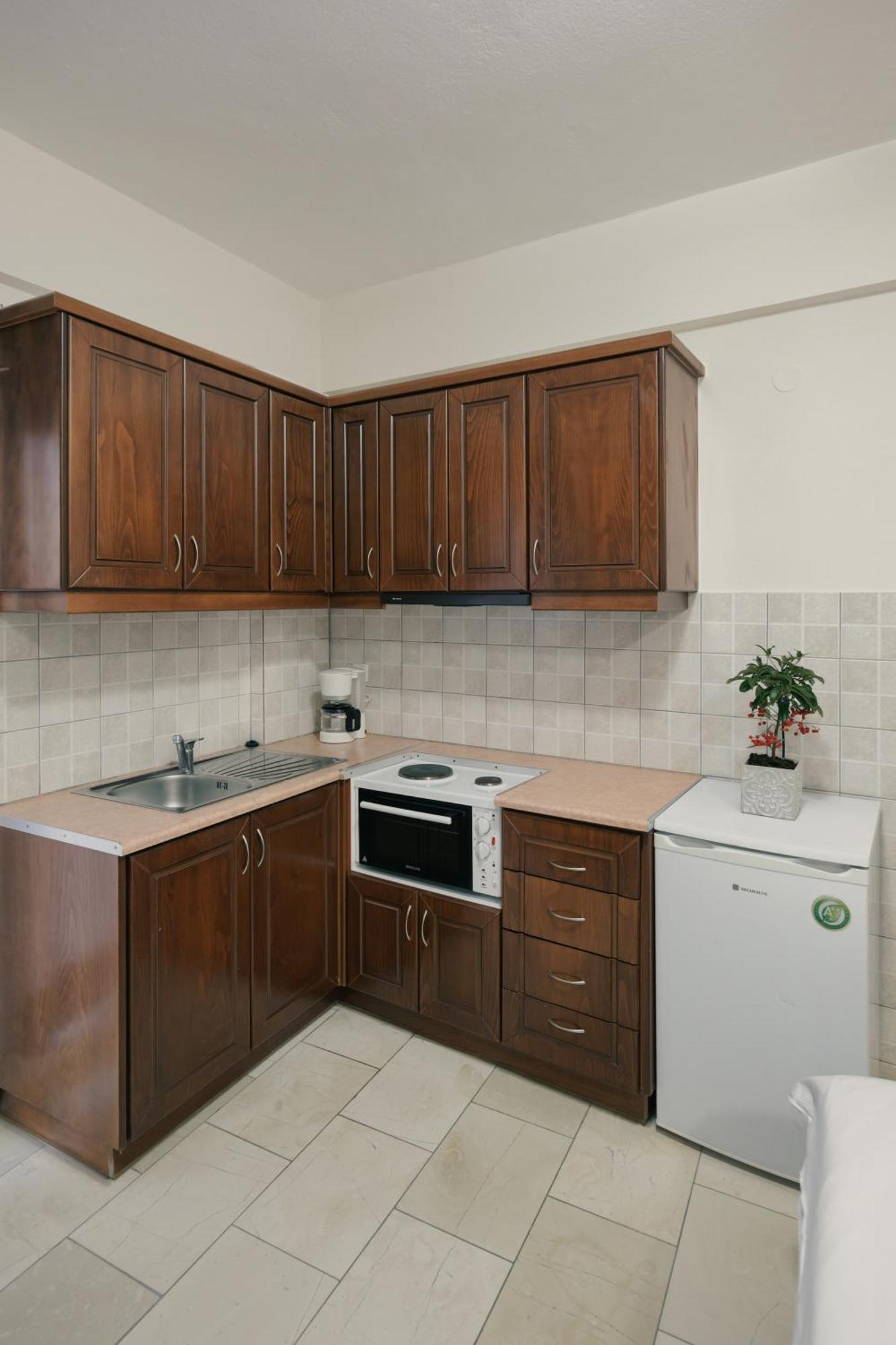 O Fotis Studios & Apartments อิโออันนินา ภายนอก รูปภาพ