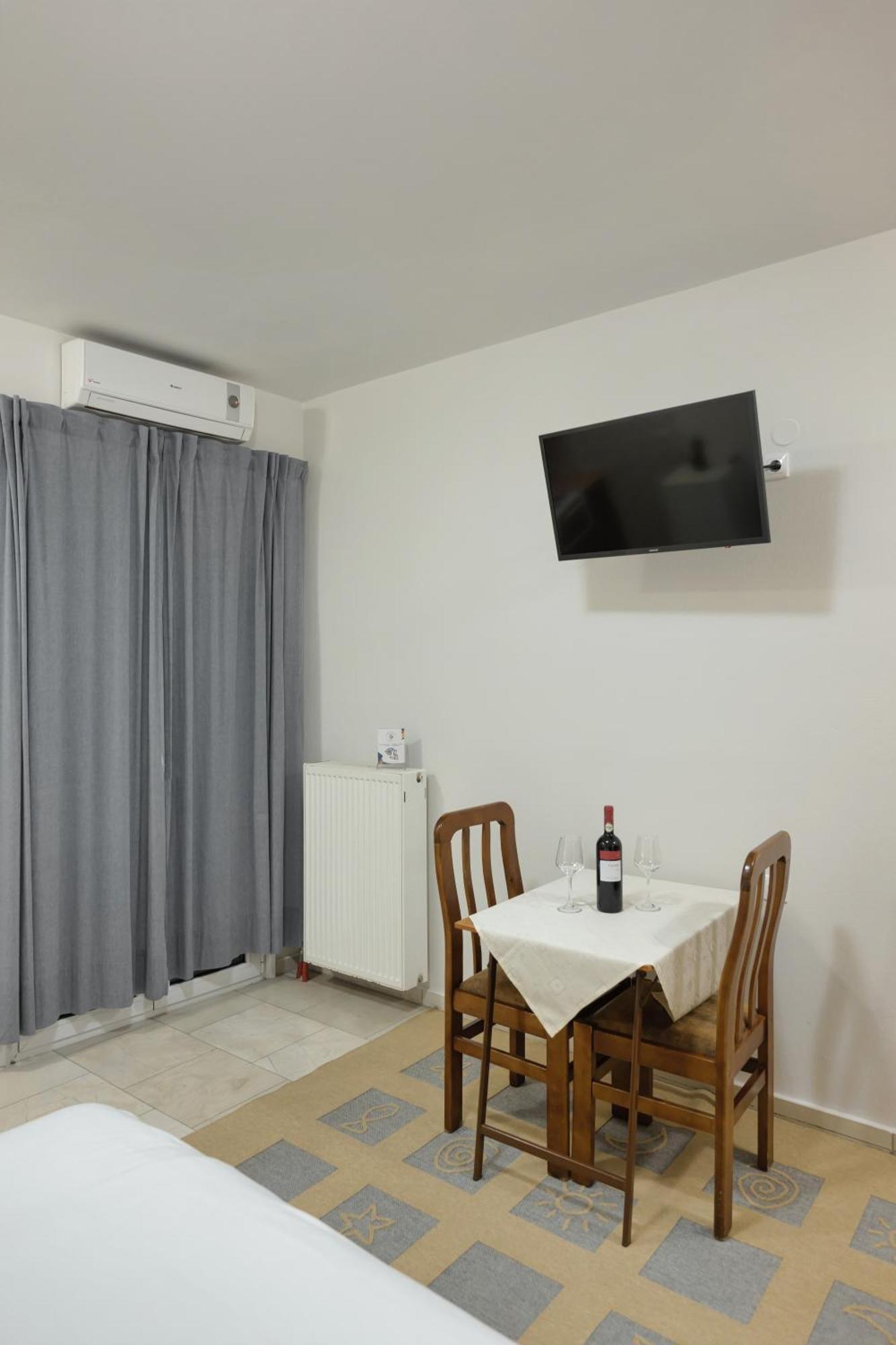 O Fotis Studios & Apartments อิโออันนินา ภายนอก รูปภาพ