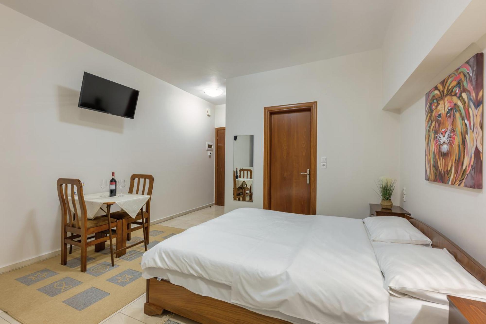 O Fotis Studios & Apartments อิโออันนินา ภายนอก รูปภาพ
