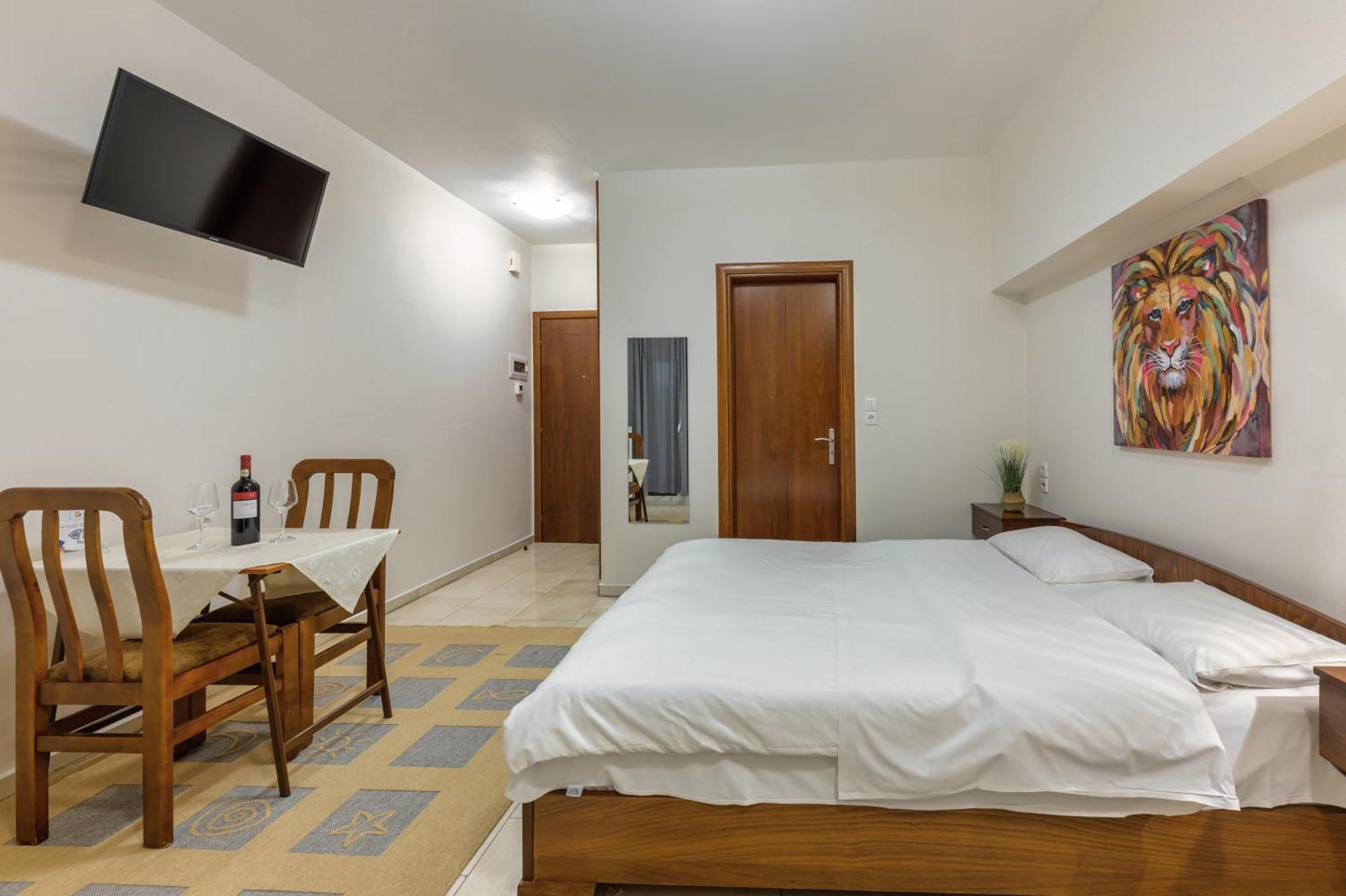 O Fotis Studios & Apartments อิโออันนินา ภายนอก รูปภาพ