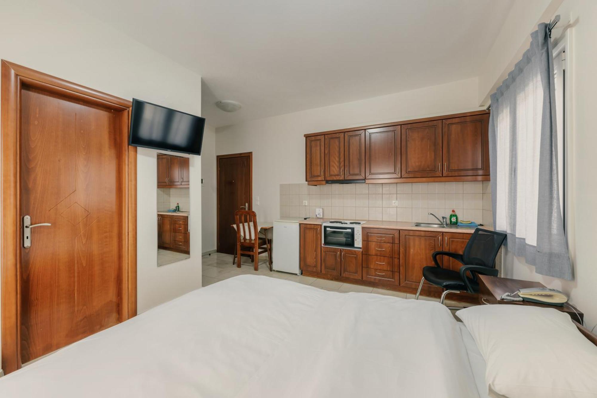 O Fotis Studios & Apartments อิโออันนินา ภายนอก รูปภาพ